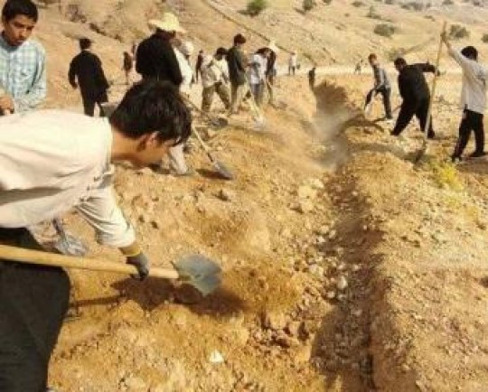 تلاش طلاب جهادگر حوزه امام خمینی درآبرسانی به روستای شیرین آب